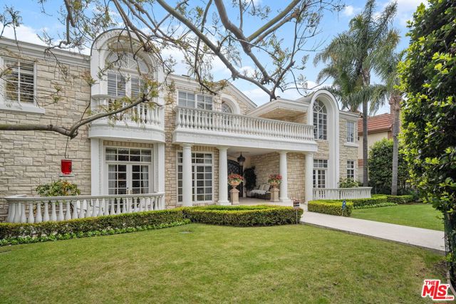 136 Georgina Avenue, Santa Monica CA: https://media.crmls.org/mediaz/c0fdce31-0f0f-4dd9-ae1f-7718cec2e6db.jpg