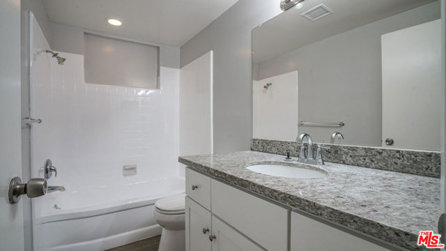 3459 Montrose Avenue photo 7