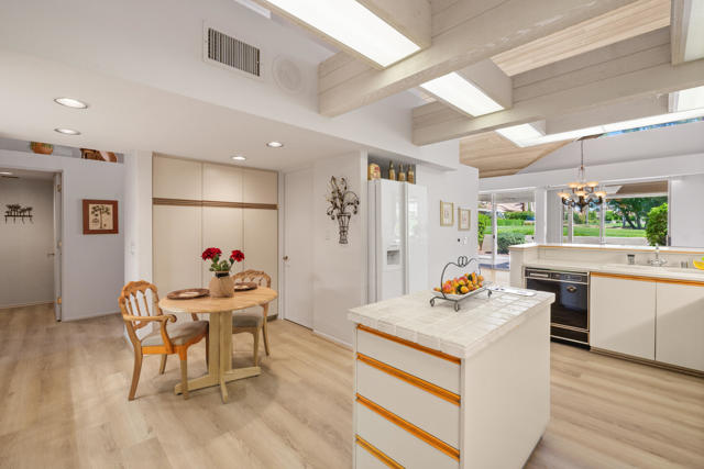 212 S Kavenish Drive, Rancho Mirage CA: https://media.crmls.org/mediaz/c0fec864-f211-41e9-bdcc-047c377bfdf7.jpg