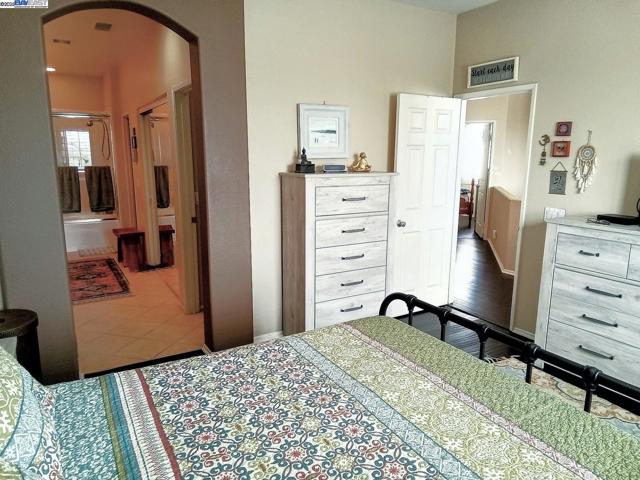 24350 Lorenzo Ln,  CA: https://media.crmls.org/mediaz/c1006eaa-16cd-470a-a7ec-e3621caabf9a.jpg