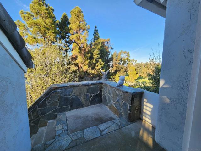 1402 Via Mil Cumbres, Solana Beach CA: https://media.crmls.org/mediaz/c1008eff-f0a3-4d45-bc7b-76c7bafdb0a8.jpg