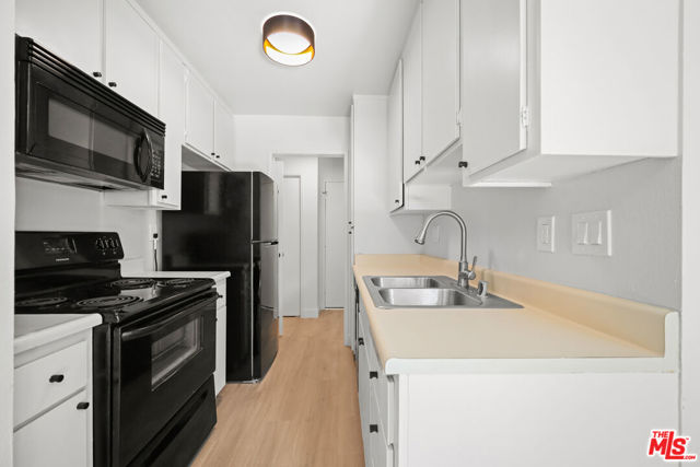 1352 S Carmelina Avenue, Los Angeles CA: https://media.crmls.org/mediaz/c1009bb7-99dd-4ac9-9ad4-2ae5c5f2be18.jpg