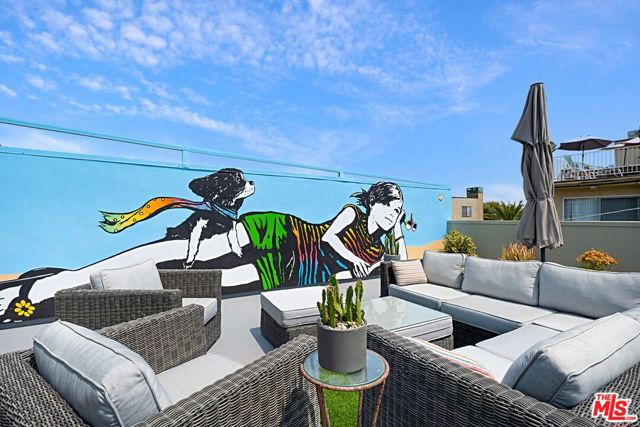 20 1/2 NORTHSTAR Street, Marina del Rey CA: https://media.crmls.org/mediaz/c101095a-ab4a-4aa3-a8b9-4fdd59337431.jpg