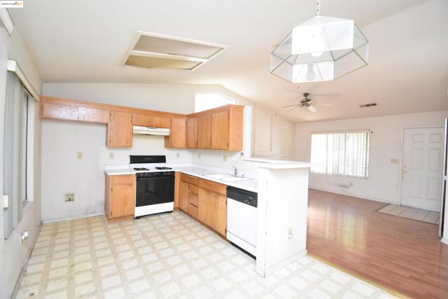 2960 Hebron Ln, Stockton CA: https://media.crmls.org/mediaz/c1017c52-405a-438d-93ff-18c624d7d4fd.jpg