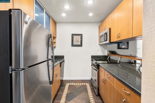 2720 Oak Rd, Walnut Creek CA: https://media.crmls.org/mediaz/c102e392-ae5d-49f3-89f5-4fa4946a95bd.jpg