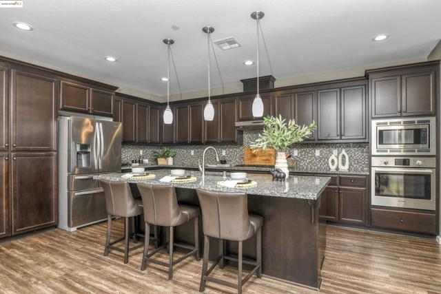 847 Dunmore St, Oakley CA: https://media.crmls.org/mediaz/c103bf1e-1b91-4c80-ae77-3c07032fecd8.jpg