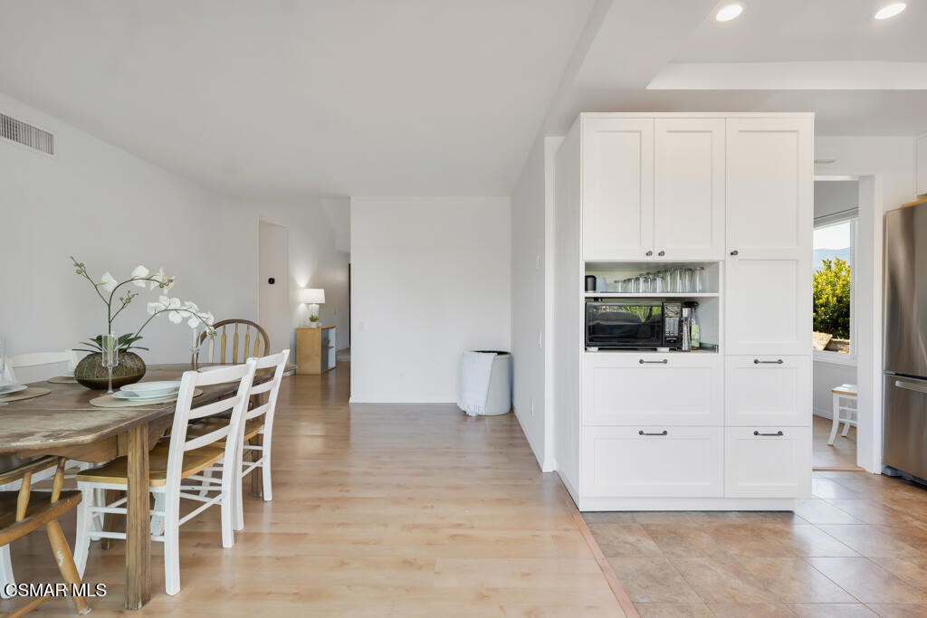 https://media.crmls.org/mediaz/c1045a40-3461-4a12-84ac-912af0f59a72.jpg?preset=X-Large