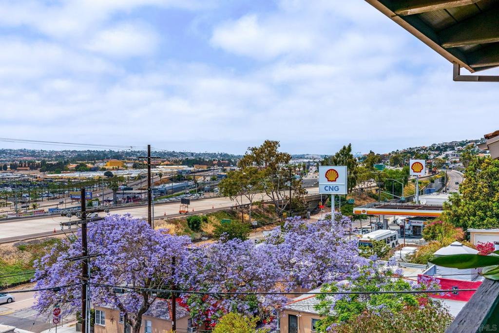 https://media.crmls.org/mediaz/c106359f-467a-435a-82f9-c61815267a29.jpg?preset=X-Large
