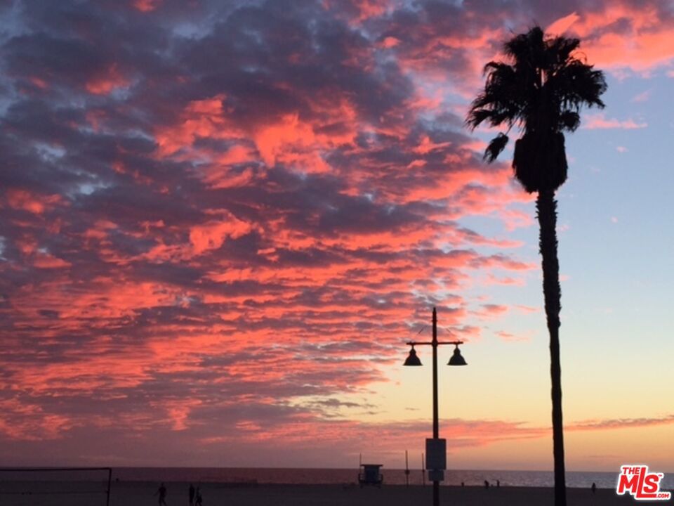 https://media.crmls.org/mediaz/c1068f14-53c6-492d-a49c-dc4b41e31c75.jpg?preset=X-Large
