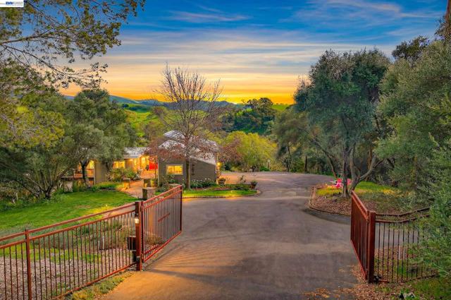 10700 Foothill Rd, Sunol CA: https://media.crmls.org/mediaz/c10750af-6884-40a6-8601-f27ddf4e3463.jpg