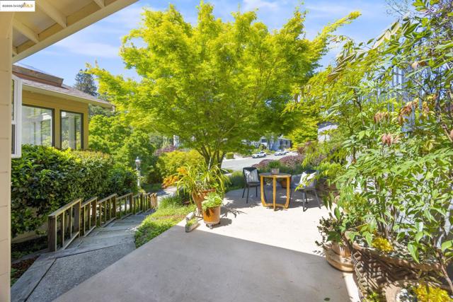 38 La Salle Ave, Piedmont CA: https://media.crmls.org/mediaz/c10794c7-f7d0-4d7c-9cf5-f2971e4235af.jpg