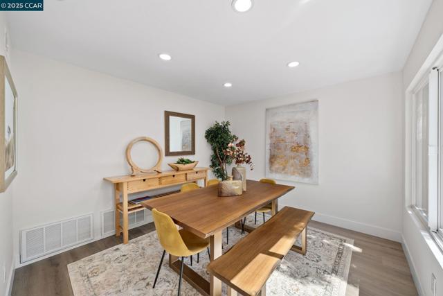 117 Brighton Rd, Alameda CA: https://media.crmls.org/mediaz/c1082076-6e64-4307-b3f2-05a1bf836e4e.jpg