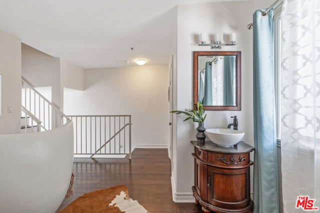 3743 S Canfield Avenue, Los Angeles CA: https://media.crmls.org/mediaz/c109330d-791c-4344-bf02-1f261b9b5f9e.jpg