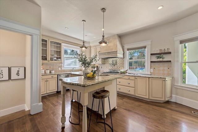 302 Los Gatos Boulevard, Los Gatos CA: https://media.crmls.org/mediaz/c109399a-f88e-4b94-8d96-ad7ebf150d9c.jpg