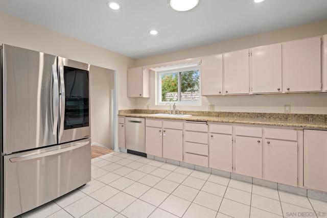 309 11 E Ave, Coronado CA: https://media.crmls.org/mediaz/c10994cb-881b-4421-9bf9-e5ef581bfc93.jpg