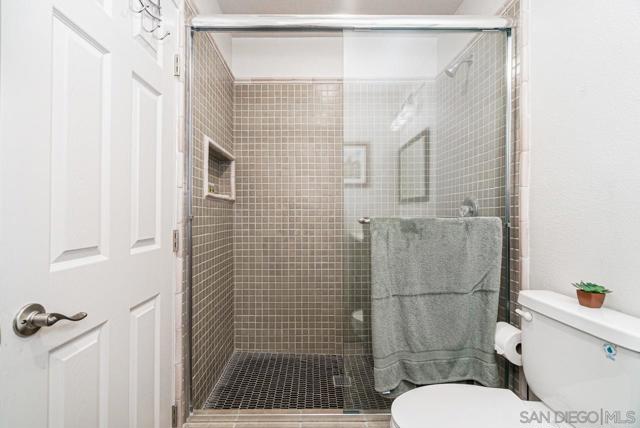 262 Flowerdale Ln, San Diego CA: https://media.crmls.org/mediaz/c109f3e2-0aeb-48e4-aa29-ba7306bc4ce0.jpg