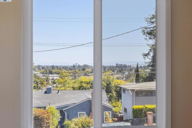 2643 99Th Ave, Oakland CA: https://media.crmls.org/mediaz/c109f7d5-3f5f-41c4-814e-e75f0aadf9c4.jpg