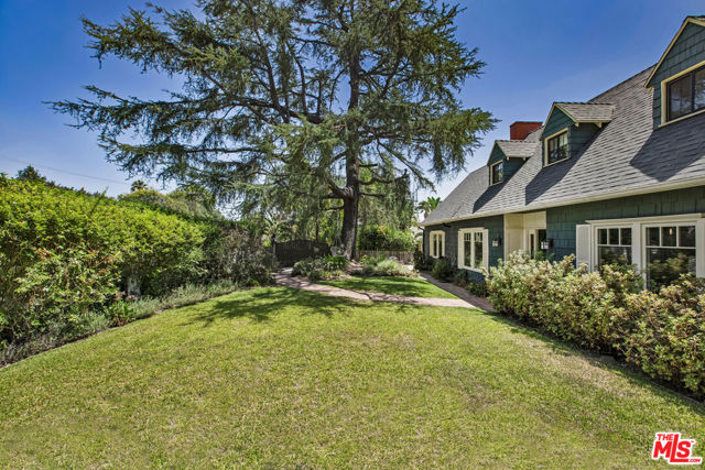 2555 N Altadena Drive, Altadena CA: https://media.crmls.org/mediaz/c10dde72-165a-4179-aa52-ab13ed3299ec.jpg