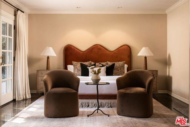 2533 Benedict Canyon Drive, Beverly Hills CA: https://media.crmls.org/mediaz/c10e294c-25c9-40b8-8193-6350604dbb25.jpg