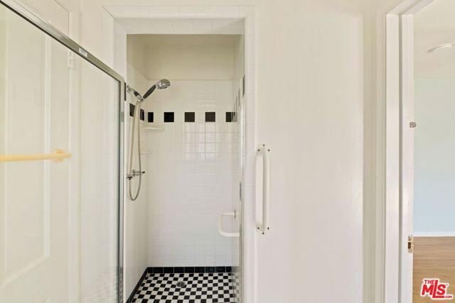 315 26th Street, Santa Monica CA: https://media.crmls.org/mediaz/c10edf01-8468-474f-b1db-3abfac2eb887.jpg