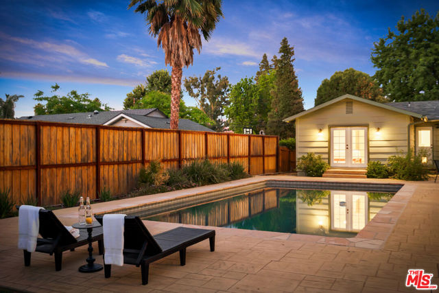 6001 Oakdale Avenue, Woodland Hills CA: https://media.crmls.org/mediaz/c10ef859-260f-4f9f-af17-8818b8d78dae.jpg