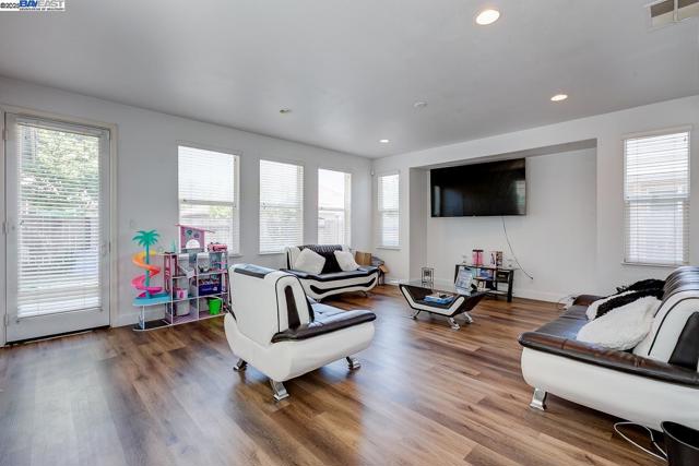 53 Puffin Cir, Oakley CA: https://media.crmls.org/mediaz/c110c4fd-a9a8-4d17-8bbd-5df8d8a12e7c.jpg