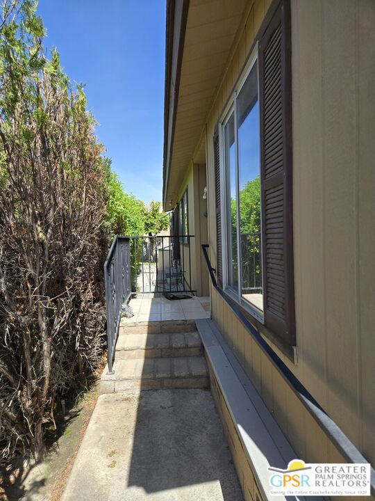 1067 Via Grande, Cathedral City CA: https://media.crmls.org/mediaz/c1124bed-0d3e-4611-a3d3-a84571615f8f.jpg