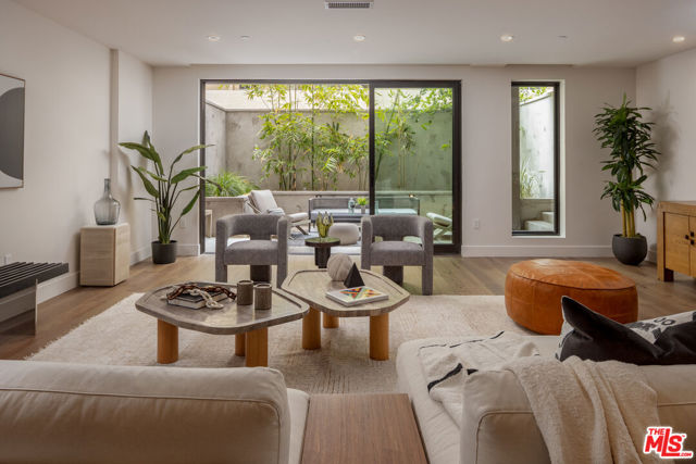 411 S Hamel Road, Los Angeles CA: https://media.crmls.org/mediaz/c11288eb-d779-43b6-bfac-2e71879ca89d.jpg