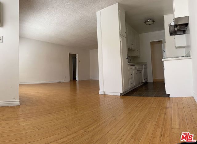 2803 Arizona Avenue, Santa Monica CA: https://media.crmls.org/mediaz/c112938d-b7ff-4401-9986-b0858be7a875.jpg