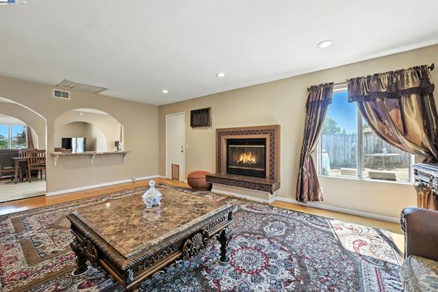 10293 Covina Pl, San Diego CA: https://media.crmls.org/mediaz/c112e36d-61bc-4863-baec-e812c0fba11f.jpg