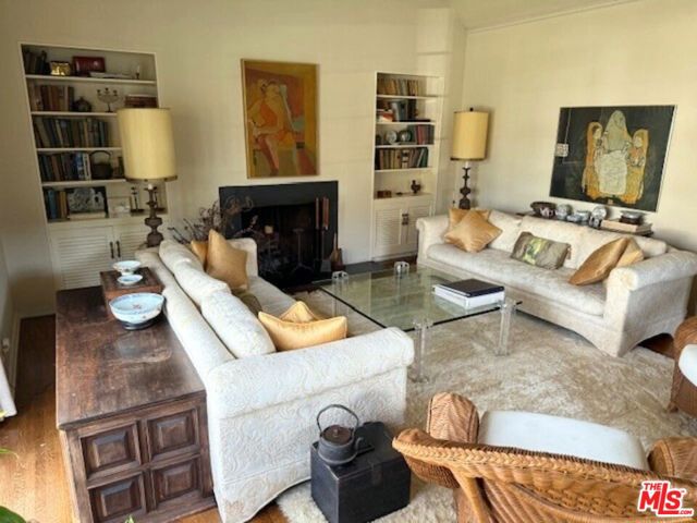 168 N Wetherly Drive, Beverly Hills CA: https://media.crmls.org/mediaz/c1132635-6c5f-414f-8292-03f1eda18156.jpg