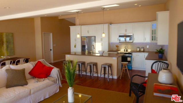 25164 MALIBU Road, Malibu CA: https://media.crmls.org/mediaz/c11360b4-adeb-4543-9b7c-fd8220e140bc.jpg