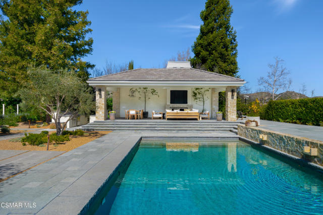 2160 Marshbrook Road, Thousand Oaks CA: https://media.crmls.org/mediaz/c1138250-c5a3-4cb8-89d3-7f3bc3e7ce44.jpg