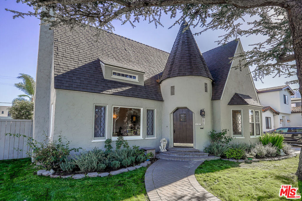 1218 S Point View Street