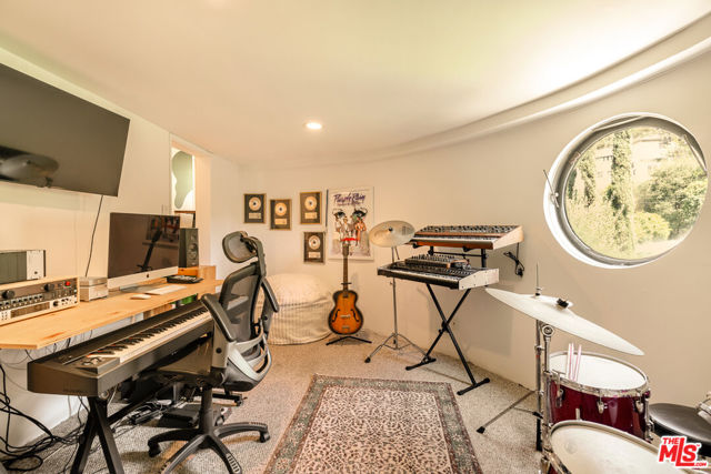 3105 Ledgewood Drive, Los Angeles CA: https://media.crmls.org/mediaz/c1142779-787e-40ac-8c7f-debd0dccfc55.jpg