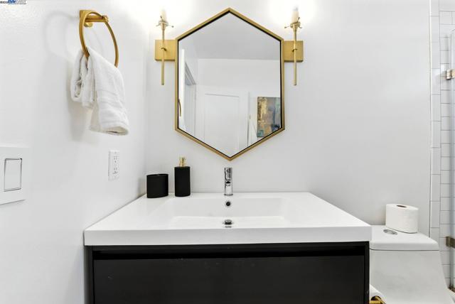 3936 Midvale Ave, Oakland CA: https://media.crmls.org/mediaz/c11445bd-538c-4608-a987-3d4a4a9753e1.jpg