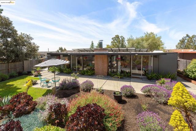 8156 Coach Dr, Oakland CA: https://media.crmls.org/mediaz/c114543f-478b-45e4-8104-2ddfb15e254f.jpg