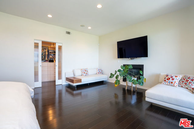 3865 Buena Park Drive, Studio City CA: https://media.crmls.org/mediaz/c11636bd-85a8-4171-b94c-f16e299d83e8.jpg