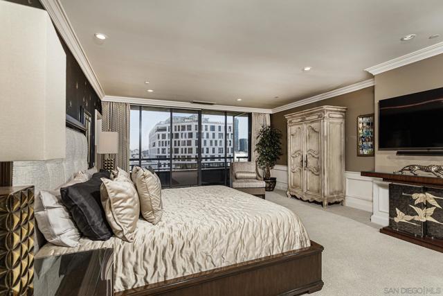 700 Front St, San Diego CA: https://media.crmls.org/mediaz/c1164dc2-e75c-483c-b968-810607649ee7.jpg