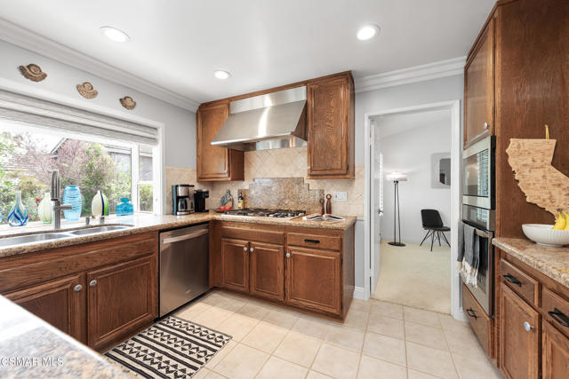 11556 Coralberry Court, Moorpark CA: https://media.crmls.org/mediaz/c1171a5a-0d2b-462c-b5dc-f30dbfe14f83.jpg