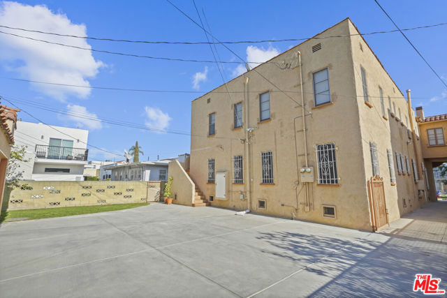 1143 S Rimpau Boulevard, Los Angeles CA: https://media.crmls.org/mediaz/c118f98a-1ac9-4e04-970d-cb5c2b3ba52c.jpg