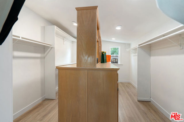 19555 Oxnard Street, Tarzana CA: https://media.crmls.org/mediaz/c119def7-5113-4d6b-943e-325368f825f1.jpg