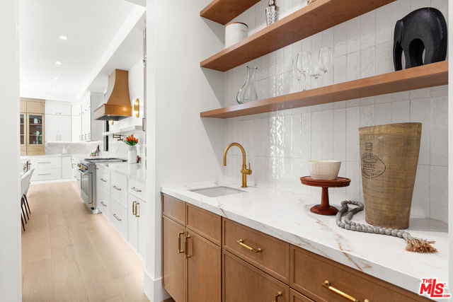 2565 Patricia Avenue, Los Angeles CA: https://media.crmls.org/mediaz/c11acff6-b77c-4606-afbc-415002179260.jpg