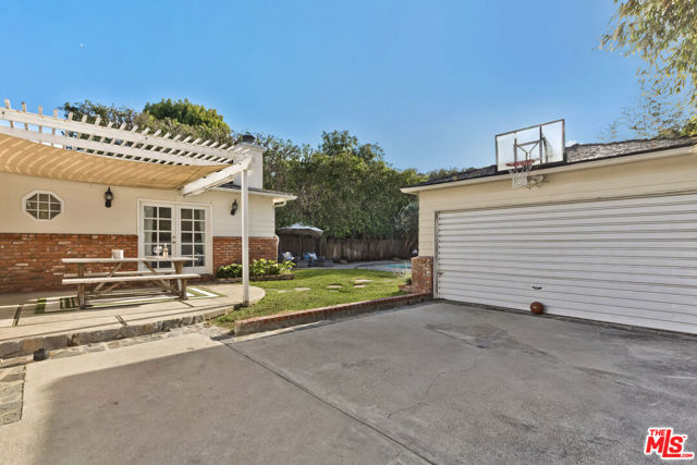 4219 Saugus Avenue, Sherman Oaks CA: https://media.crmls.org/mediaz/c11cb055-a3e7-462d-9dcd-6ab9cb393f52.jpg