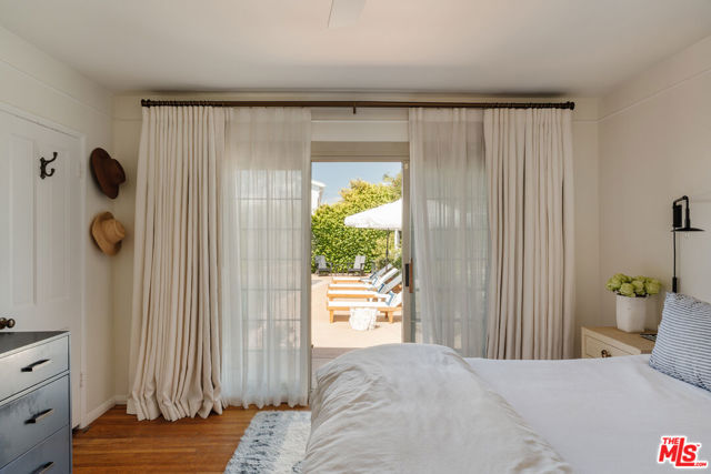 5635 S Chariton Avenue, Los Angeles CA: https://media.crmls.org/mediaz/c11ce961-817d-4e16-9184-6f9dff902285.jpg