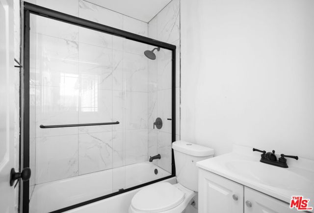 1050 W 48th Street, Los Angeles CA: https://media.crmls.org/mediaz/c11e5652-fce0-4f93-89e6-e2664d5f6b3c.jpg