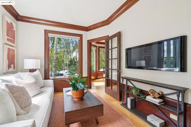 408 Euclid Ave, Oakland CA: https://media.crmls.org/mediaz/c11e9b28-d9c4-4da8-a0e5-454c0a7de5ea.jpg
