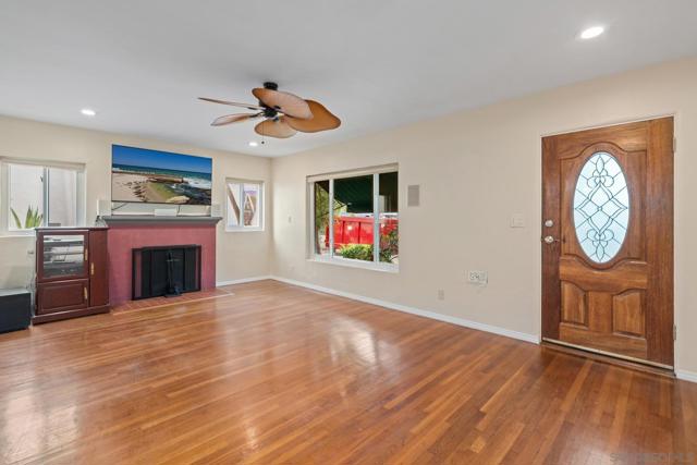 309 11 E Ave, Coronado CA: https://media.crmls.org/mediaz/c11f28e3-1627-49a0-b682-2b9b0cb483fd.jpg