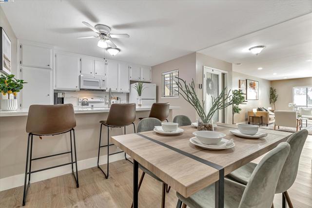 Image 11 of 31 For 39139 Argonaut Way  111