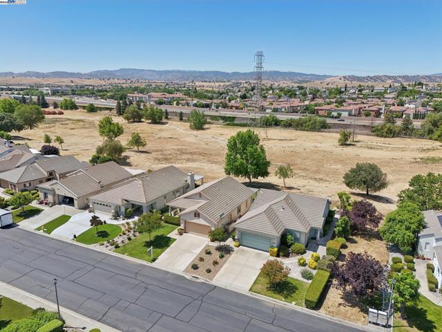 491 Central Park Pl, Brentwood CA: https://media.crmls.org/mediaz/c1208755-a607-48e1-9bec-1195e2a4f4b8.jpg